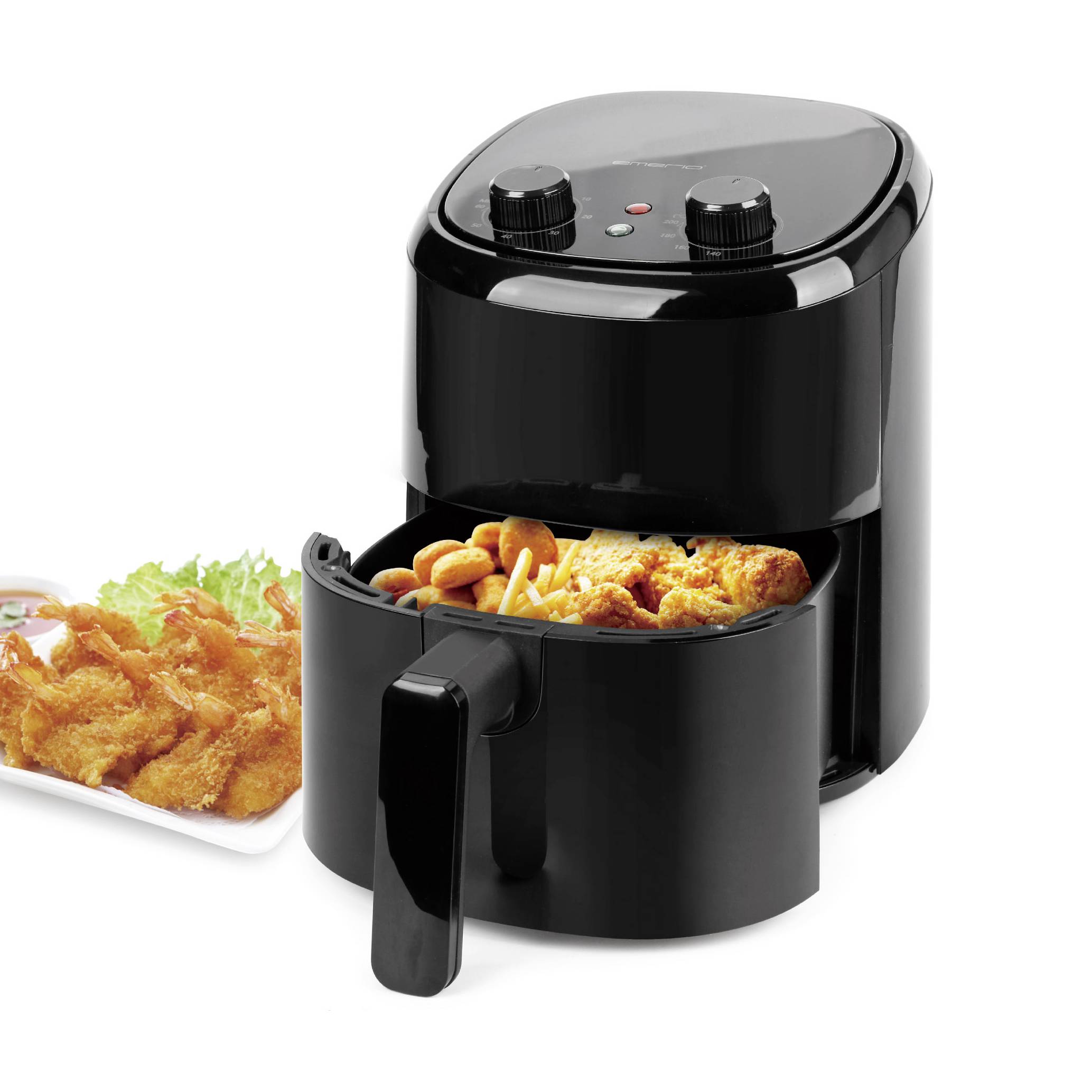 Schwarze Heißluftfritteuse mit geöffnetem Korb voller gebratener Lebensmittel. Daneben ein Teller mit Garnelen und Salat.