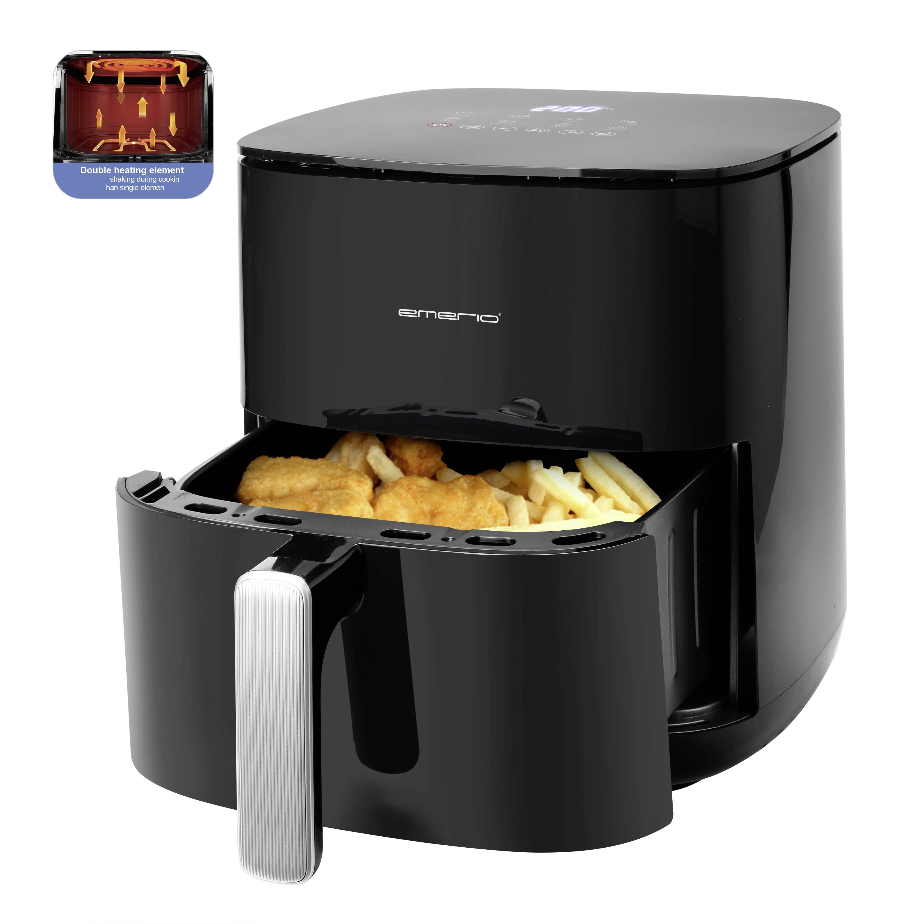 Schwarze Heißluftfritteuse mit geöffnetem Korb, der Pommes und Hähnchenteile enthält. Oben ist ein Display mit Bedienungselementen.