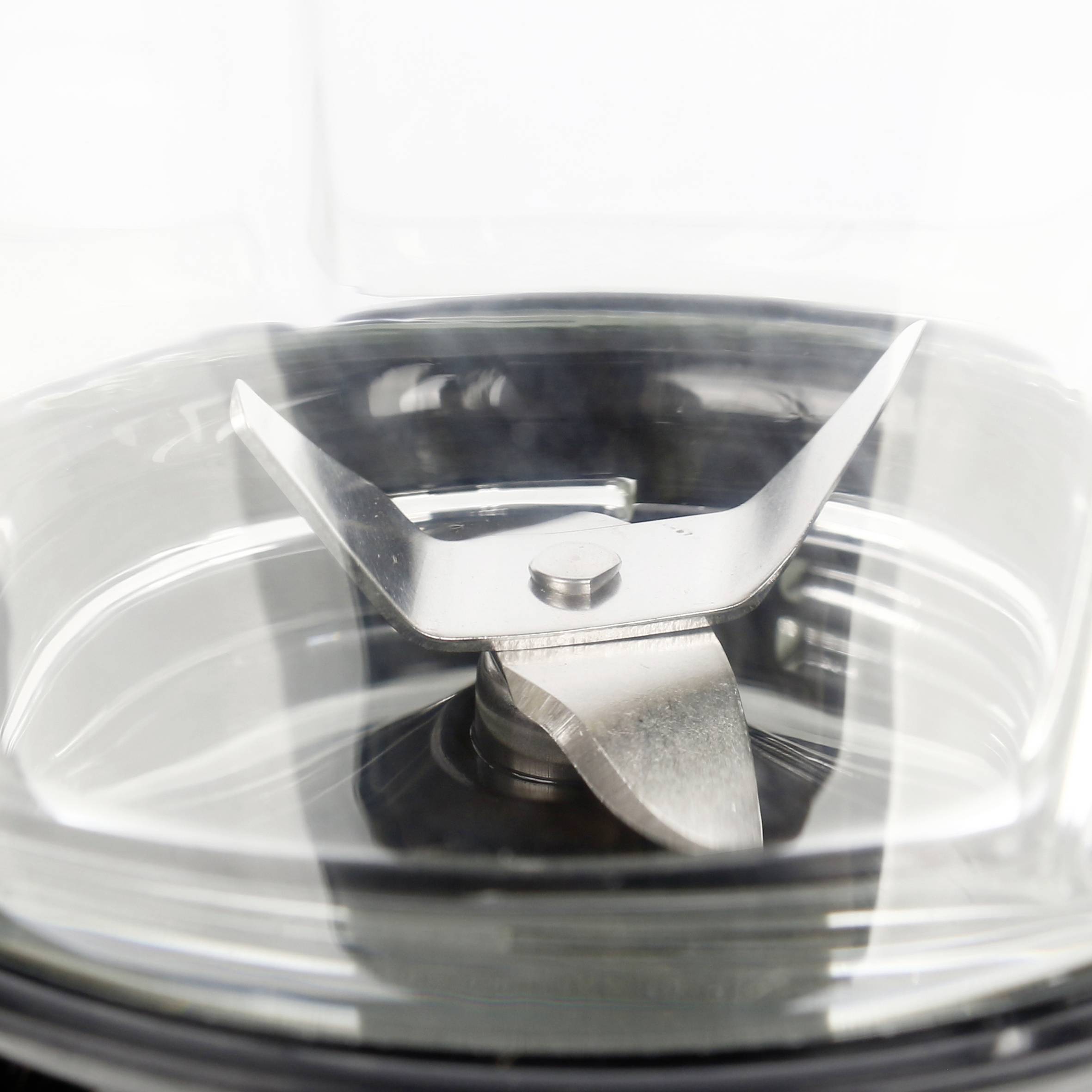 Nahaufnahme eines Mixers mit scharfen Edelstahlklingen, geeignet zum Zerkleinern von Zutaten für Speisen und Getränke.