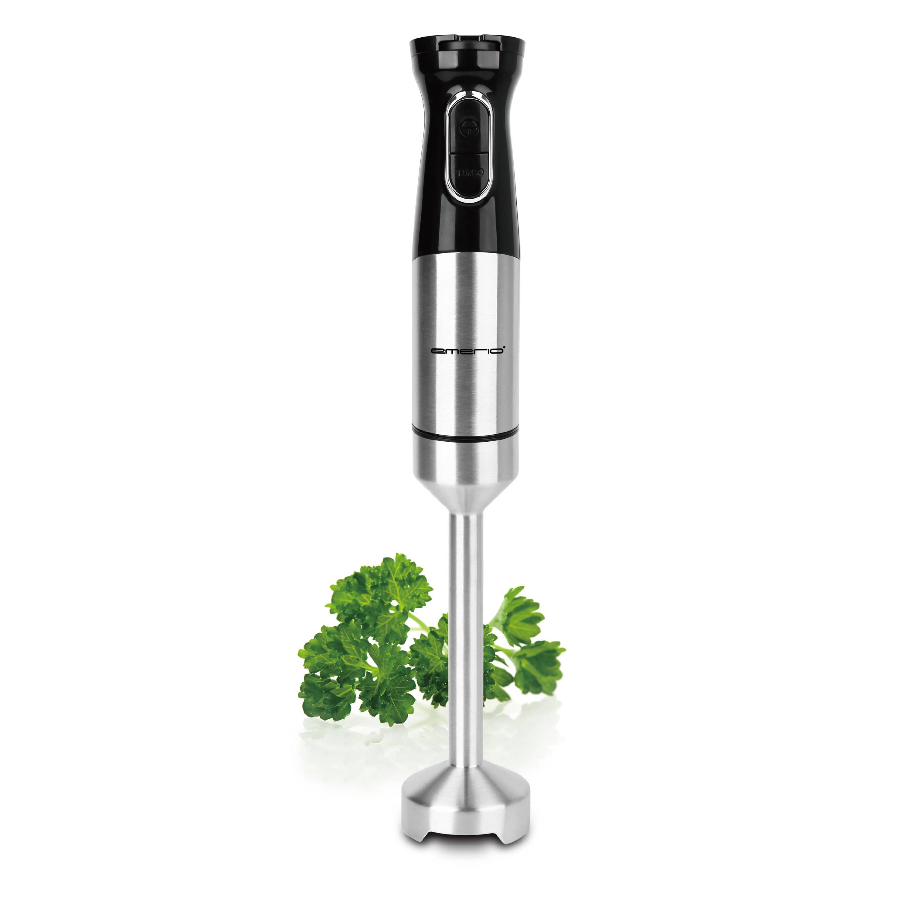 Ein Stabmixer aus Edelstahl steht vertikal. Daneben liegen frische Petersilienblätter.