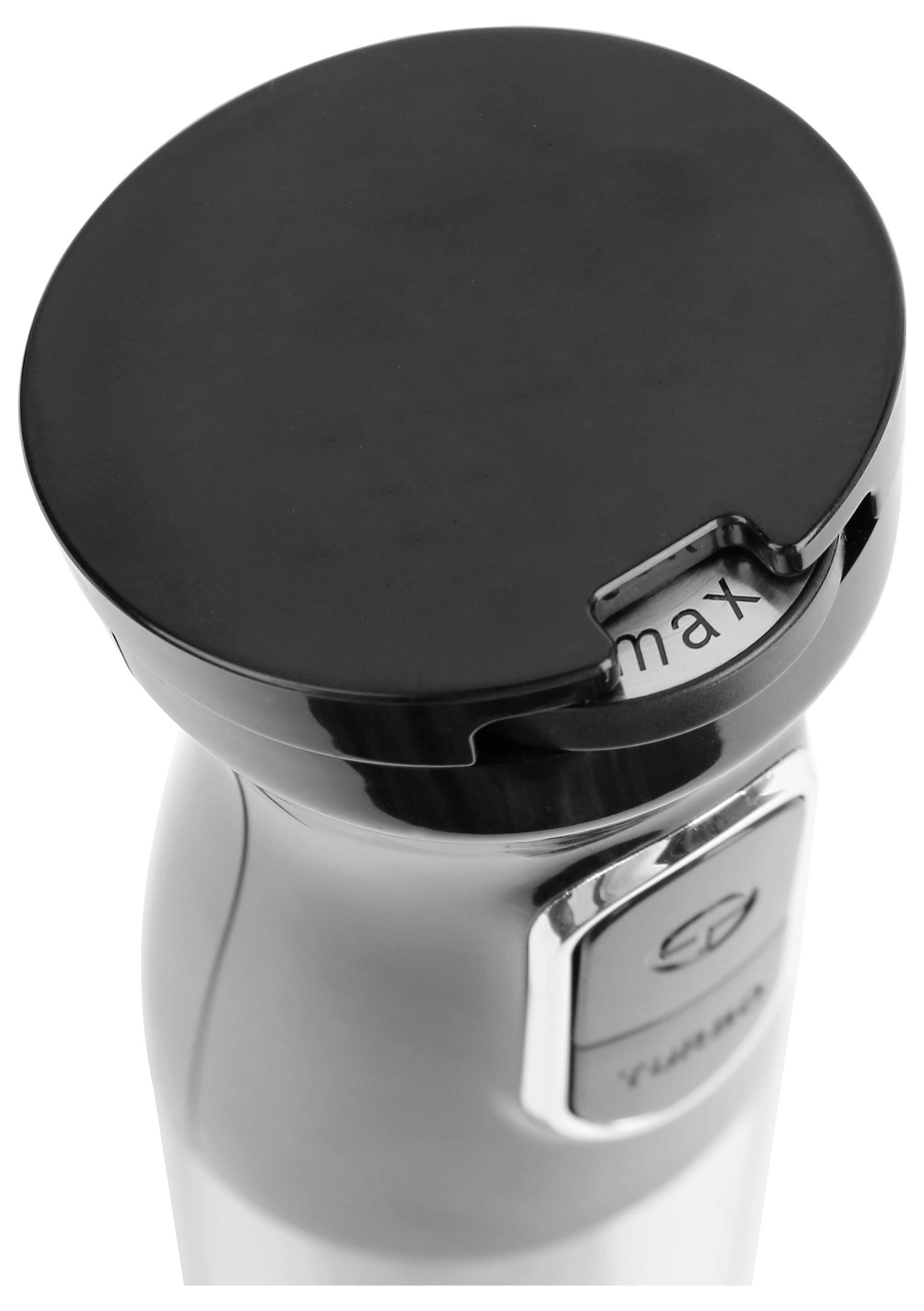 Ansicht eines weißen Standmixers von oben. Der Deckel ist schwarz und eine Maximalmarkierung ist sichtbar.