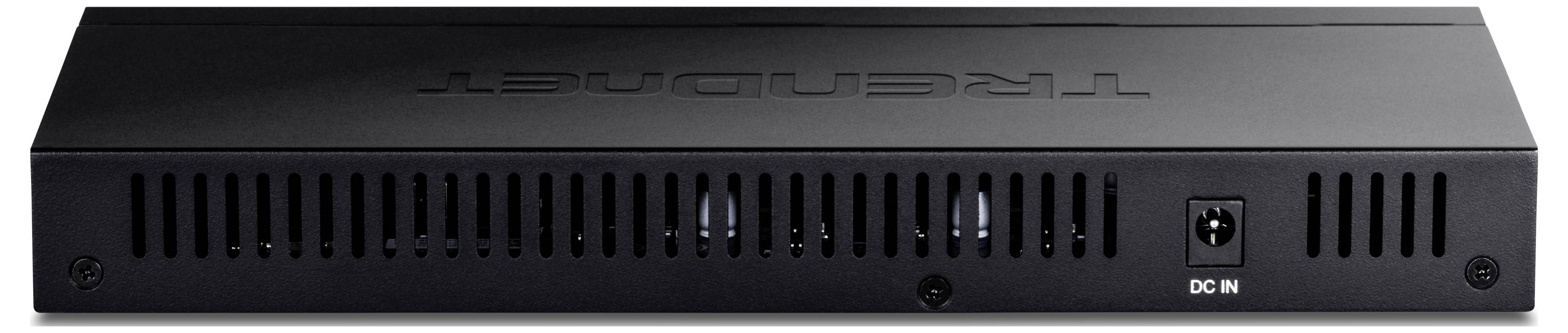 Schwarzes Netzwerkgerät mit Lüftungsschlitzen, Rückansicht. Enthält einen DC-Stromeingang. Gerät von TRENDnet.