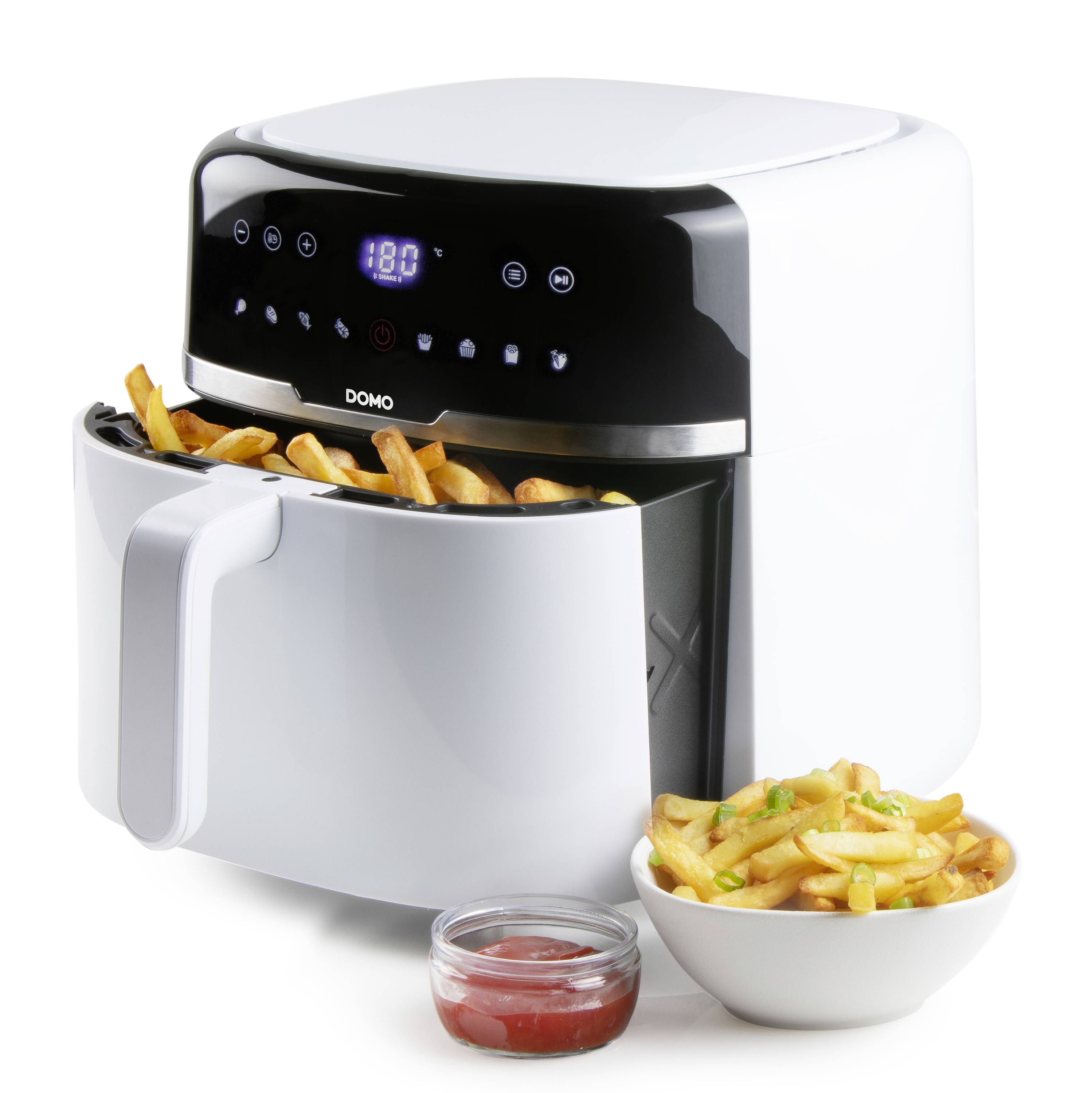 Eine weiße Heißluftfritteuse mit digitalem Display und Bedienfeld. Frische Pommes frites sind in der Schublade und in einer weißen Schale serviert.