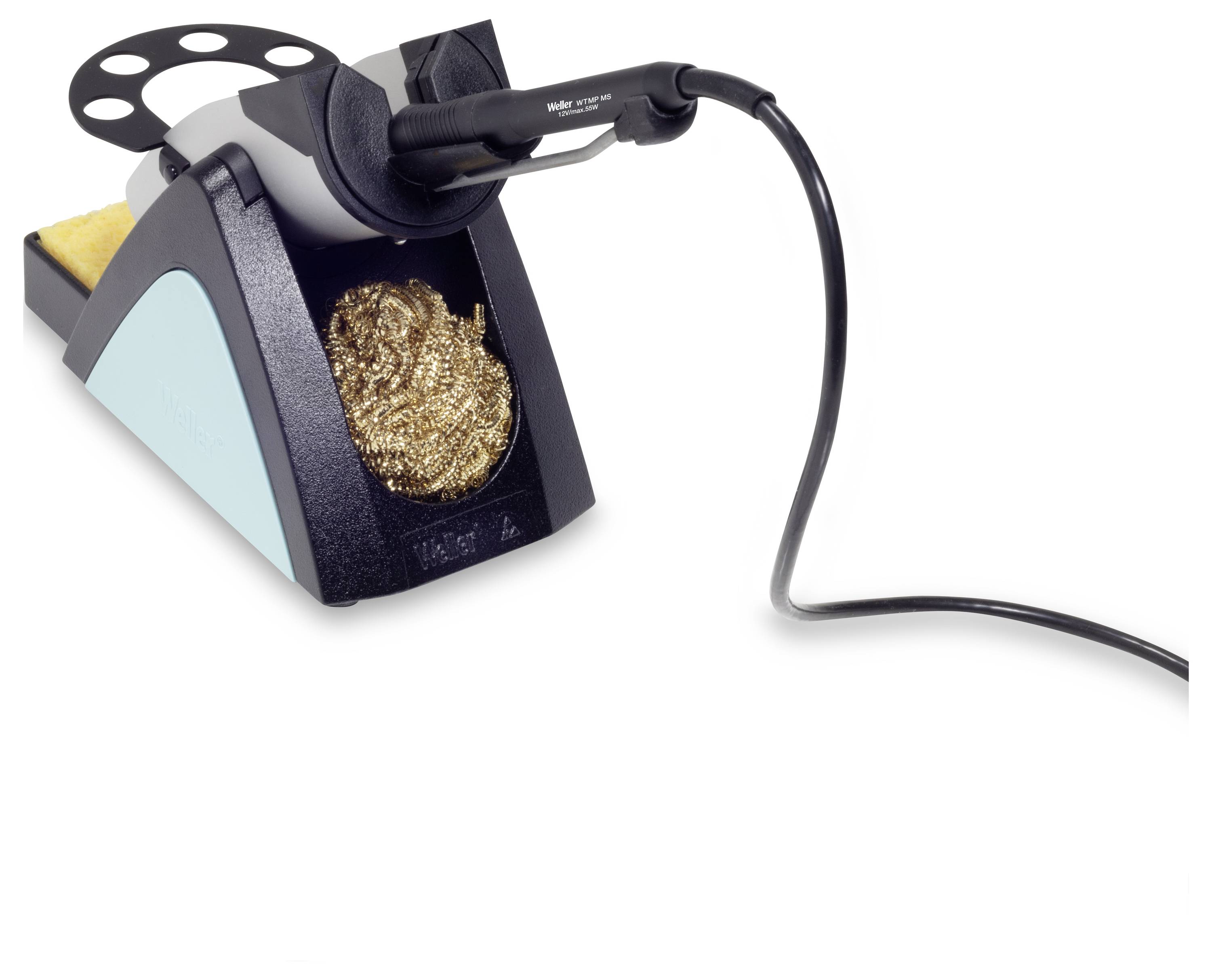 Ein Lötkolben steht vertikal in einem Halter. Daneben sind ein Reinigungsschwamm und Drahtwolle zu sehen.