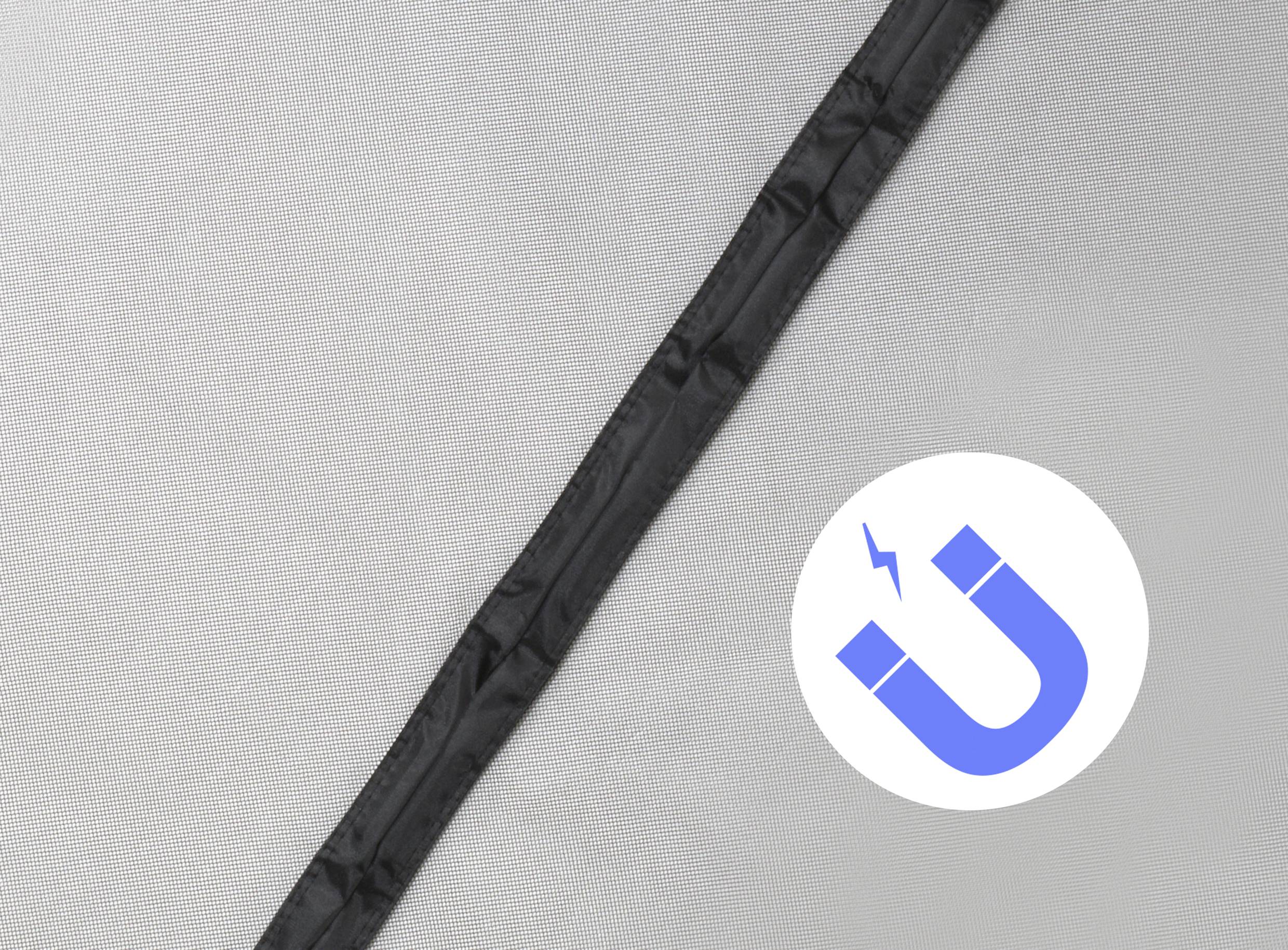 Silberfarbener Stoff mit einem schwarzen Streifen und einem blauen Magnet-Symbol unten rechts.