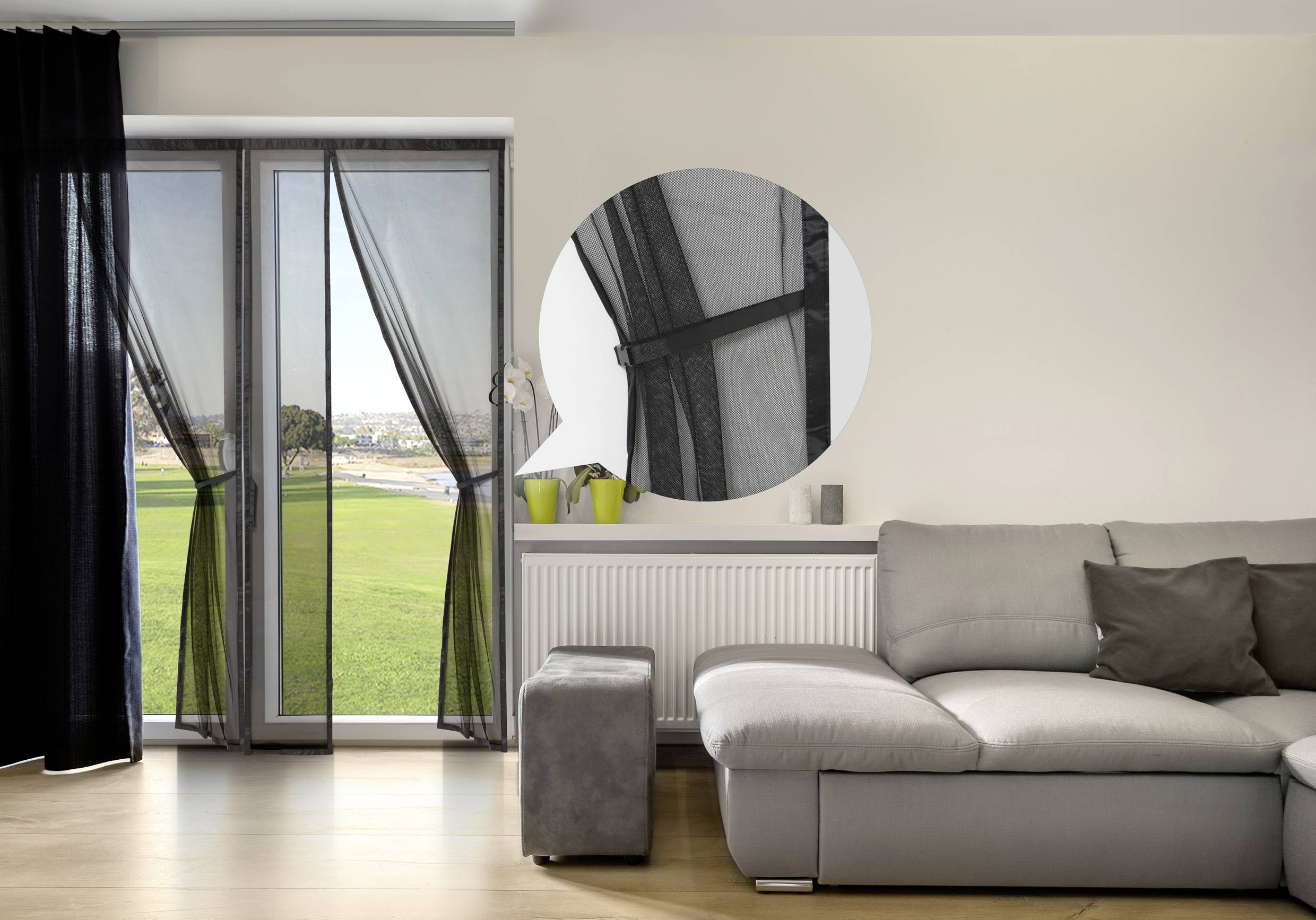 Wohnzimmer mit grauem Sofa, Ledersessel und großem Fenster mit Blick auf Rasen und Horizont. Nahaufnahme zeigt Mückenfenstereinsatz.