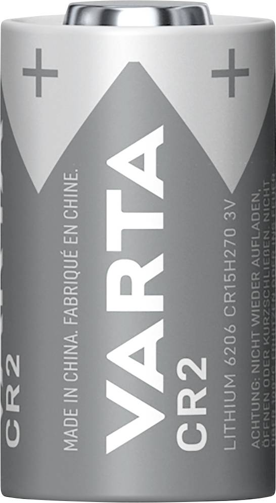 Eine silberne Lithium-Batterie vom Typ CR2 der Marke Varta, beschriftet mit 'Made in China'.