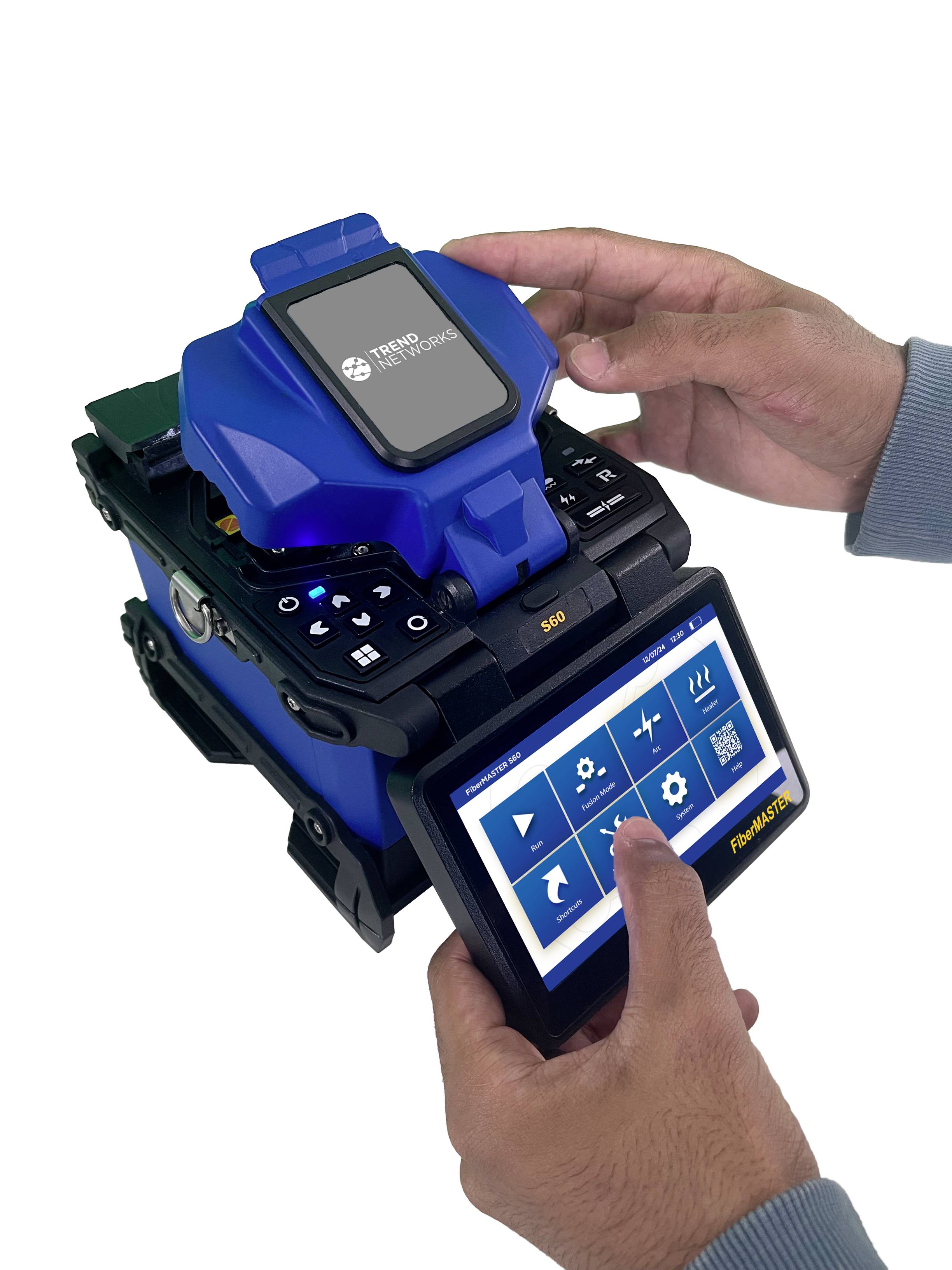 Zwei Hände bedienen ein Gerät zur Glasfaser-Spleißung mit einem Bildschirm, der verschiedene Optionen zur Geräteeinstellung zeigt.