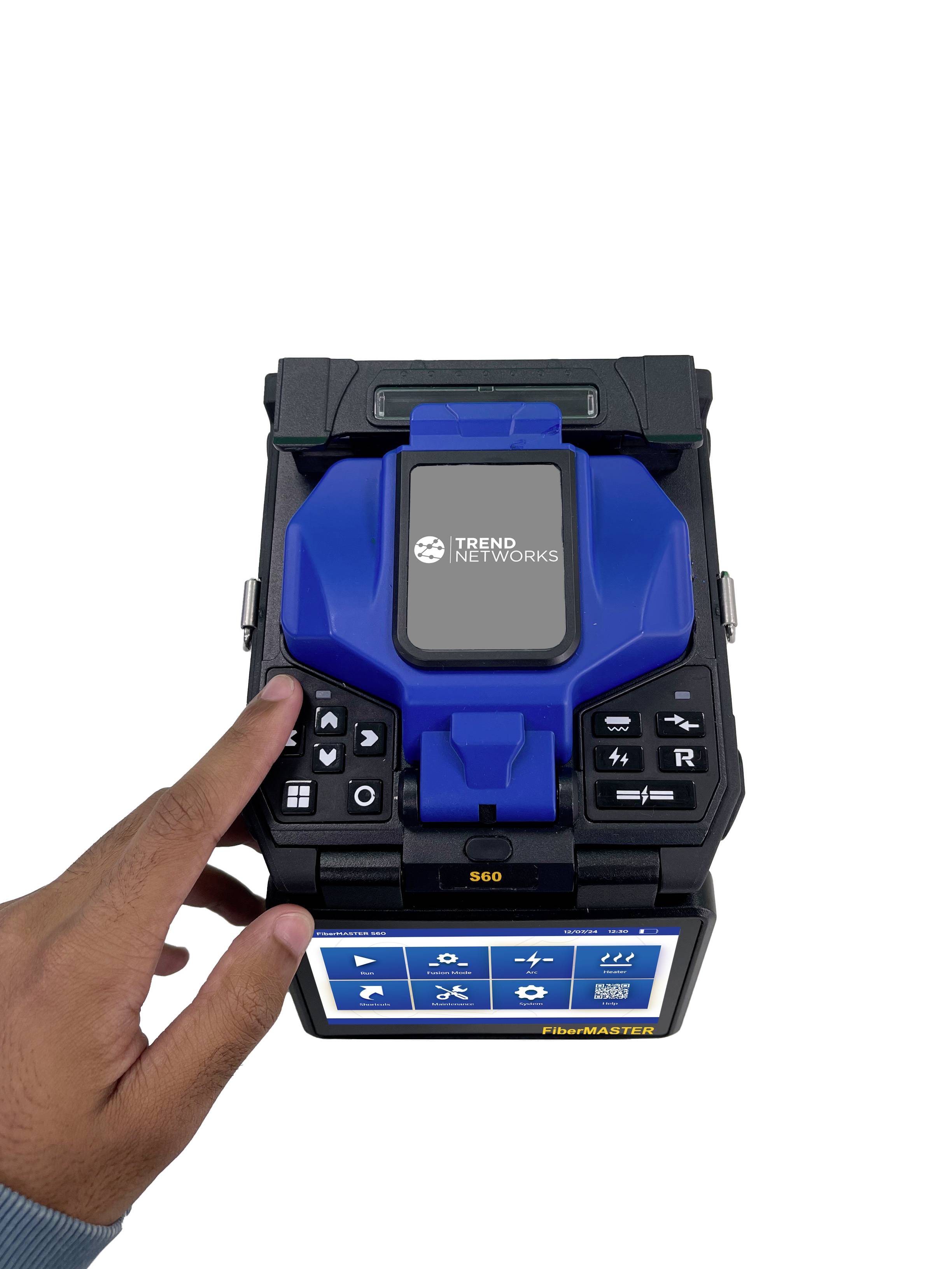 Eine Hand bedient ein Gerät mit einem Display und mehreren Tasten. Es handelt sich um ein technisches Gerät zur Netzwerkmessung.