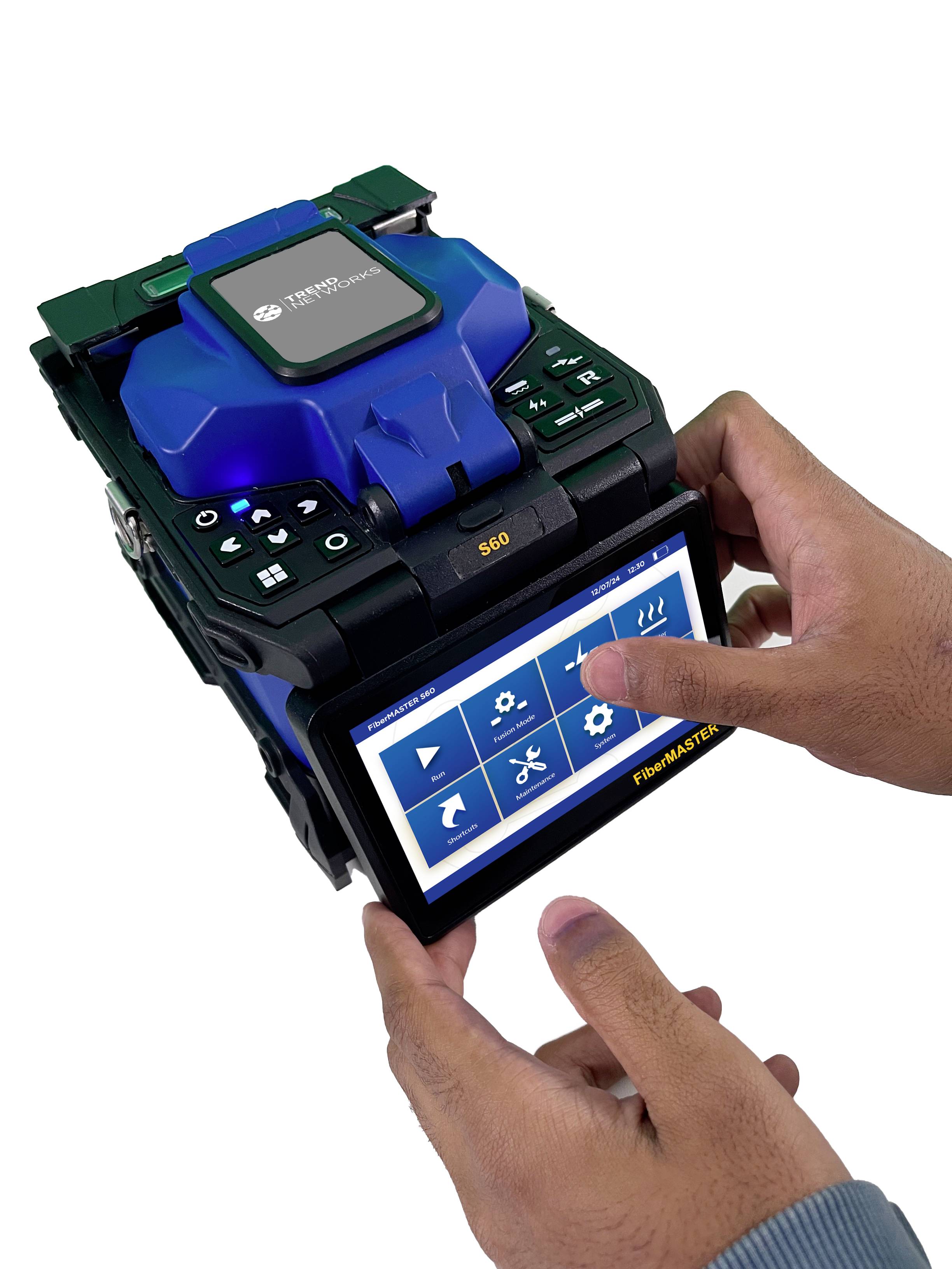 Eine Person bedient ein technisches Gerät mit einem Bildschirm, auf dem verschiedene Symbole für Funktionen angezeigt werden.