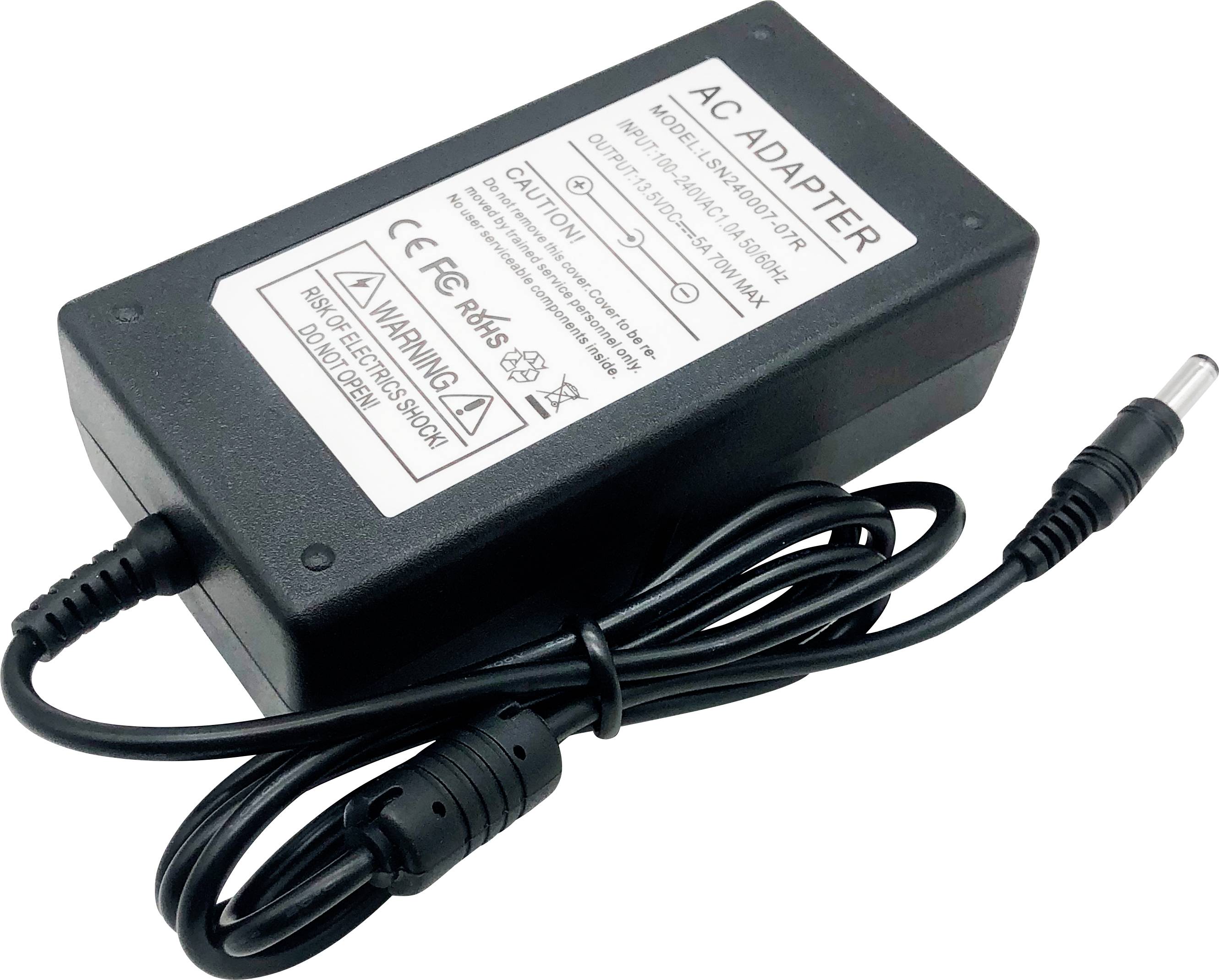 Schwarzes Netzteil mit Kabel. Auf dem Etikett stehen technische Spezifikationen, Warnhinweise und das CE-Zeichen.