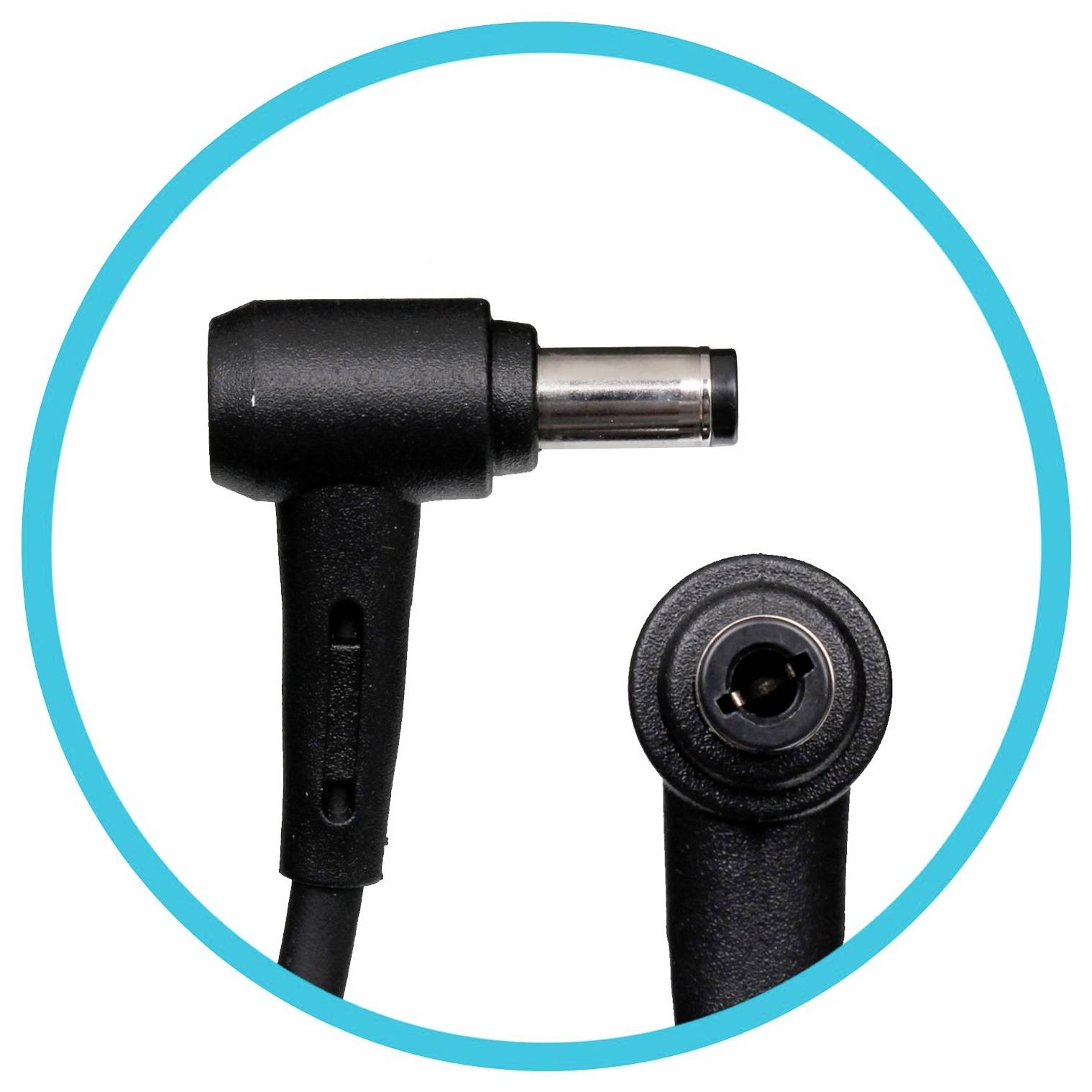 Nahaufnahme eines schwarzen Gleichstromsteckers mit einem innenliegenden Metallkontakt, umgeben von einem hellblauen Kreis.