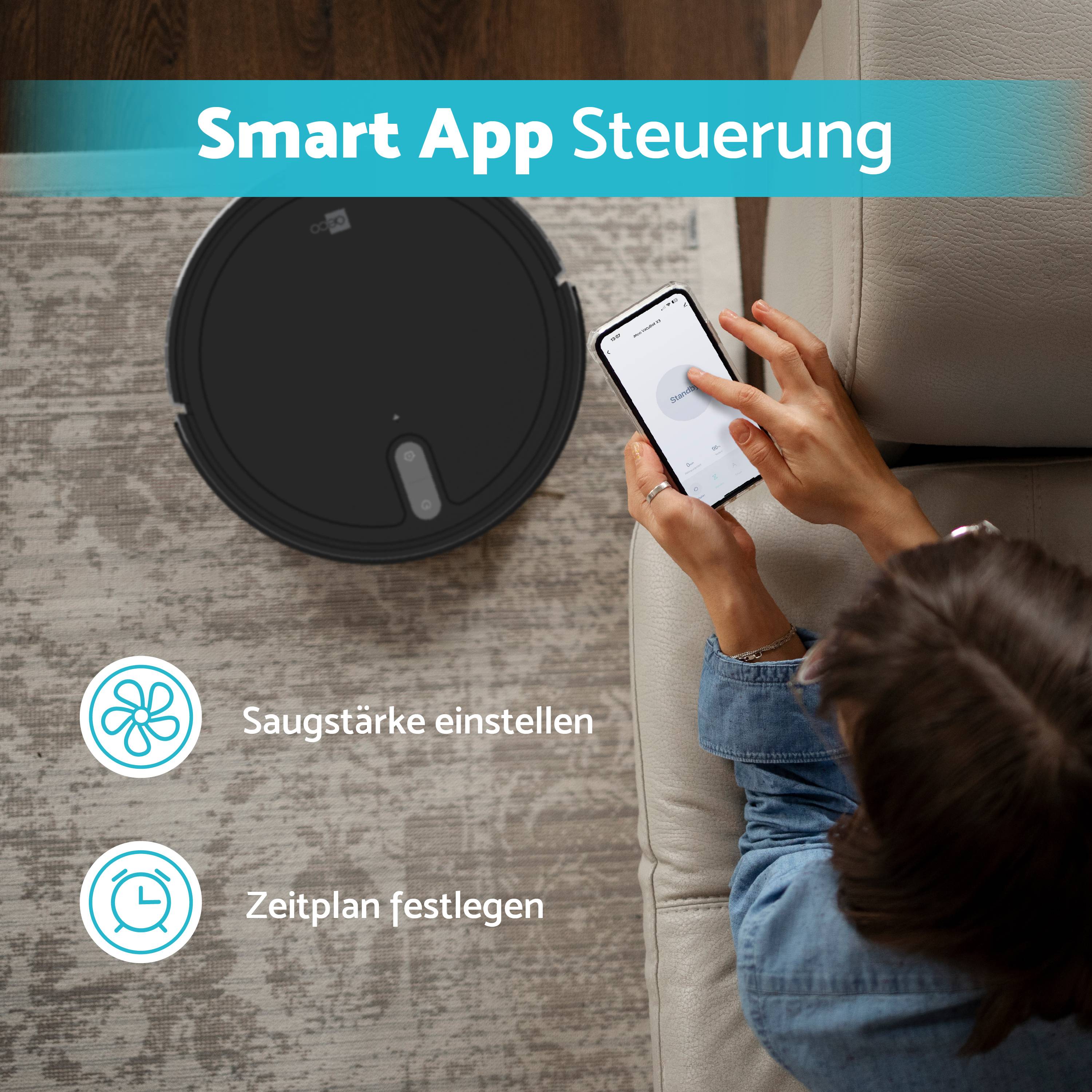 Eine Person steuert einen Staubsaugerroboter per Smartphone-App. Auf dem Teppich sind Symbole für Saugkraft und Zeitplanung sichtbar.