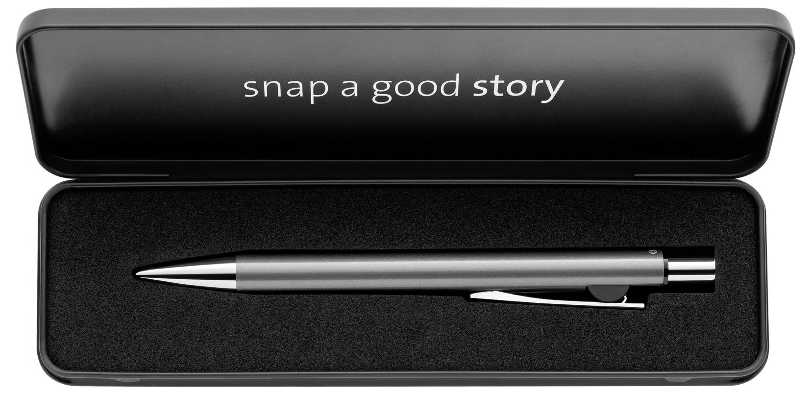 Ein grauer Kugelschreiber liegt in einem schwarzen Etui. Auf dem Etui steht der Satz 'snap a good story'.