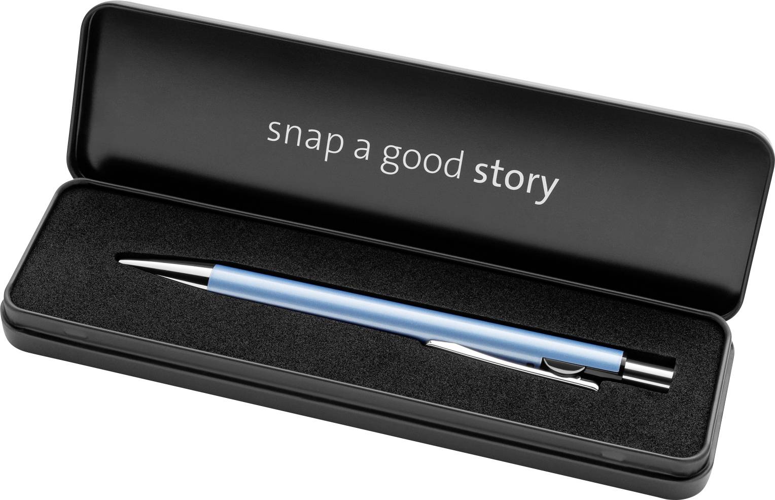 Ein blauer Kugelschreiber liegt in einer schwarzen Box. Auf dem Deckel steht 'snap a good story'.