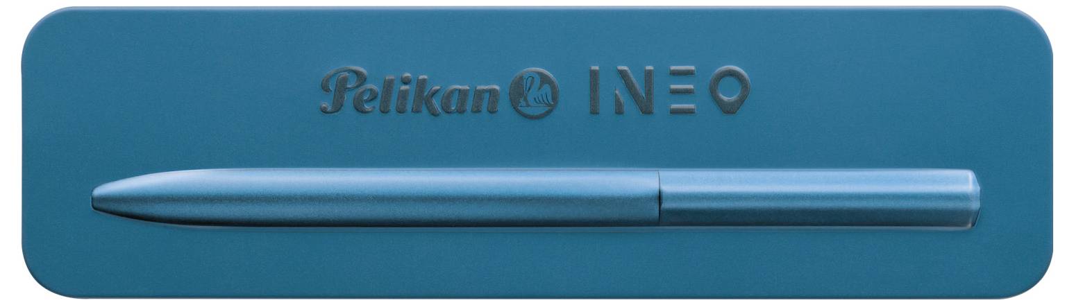 Ein blauer Stift liegt auf einer rechteckigen, blauen Metallbox. Die Box trägt die Prägung 'Pelikan INEO'.