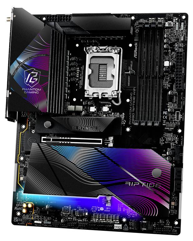 Mainboard mit 6 RAM-Steckplätzen und buntem Design. Aufschrift 'Phantom Gaming' und 'Riptide'.
