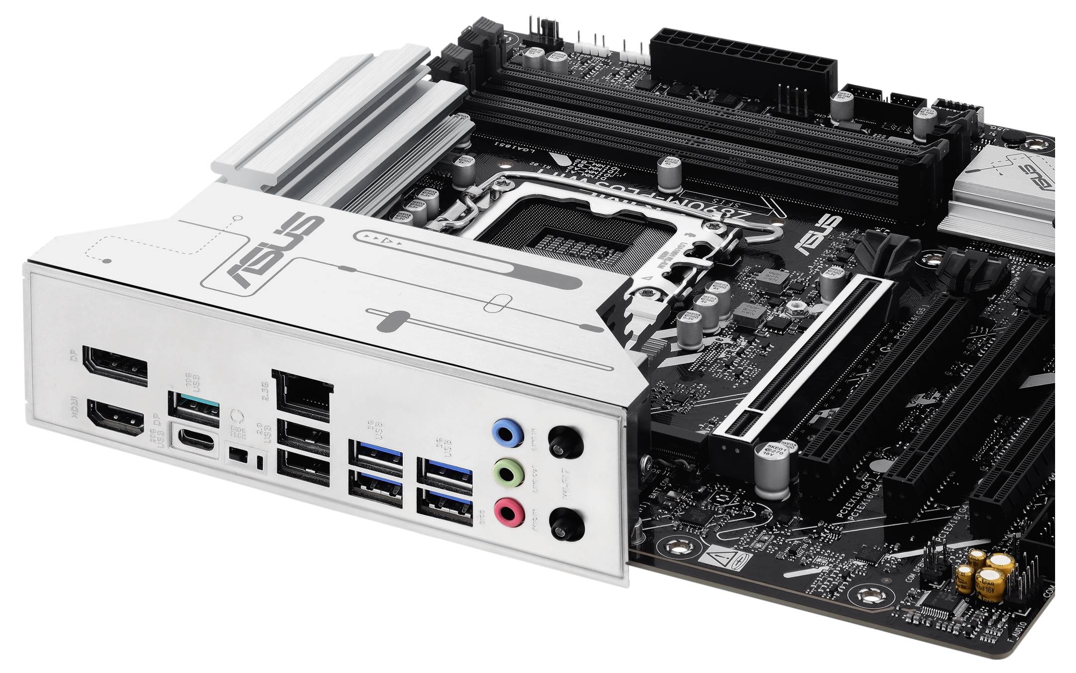 Eine Computer-Mainboard, das verschiedene Anschlüsse wie USB-Ports, Ethernet und Audioanschlüsse zeigt.