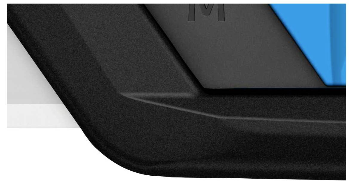 Ein Teil eines modernen blauen und schwarzen technischen Geräts, Fokus auf Winkel und Kanten mit glatten, matten Oberflächen.