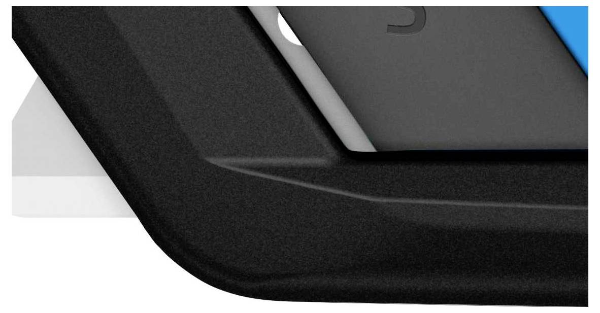 Schwarze Taschecke mit blauen und grauen Elementen im Hintergrund, möglicherweise Teil eines technischen oder elektronischen Geräts.