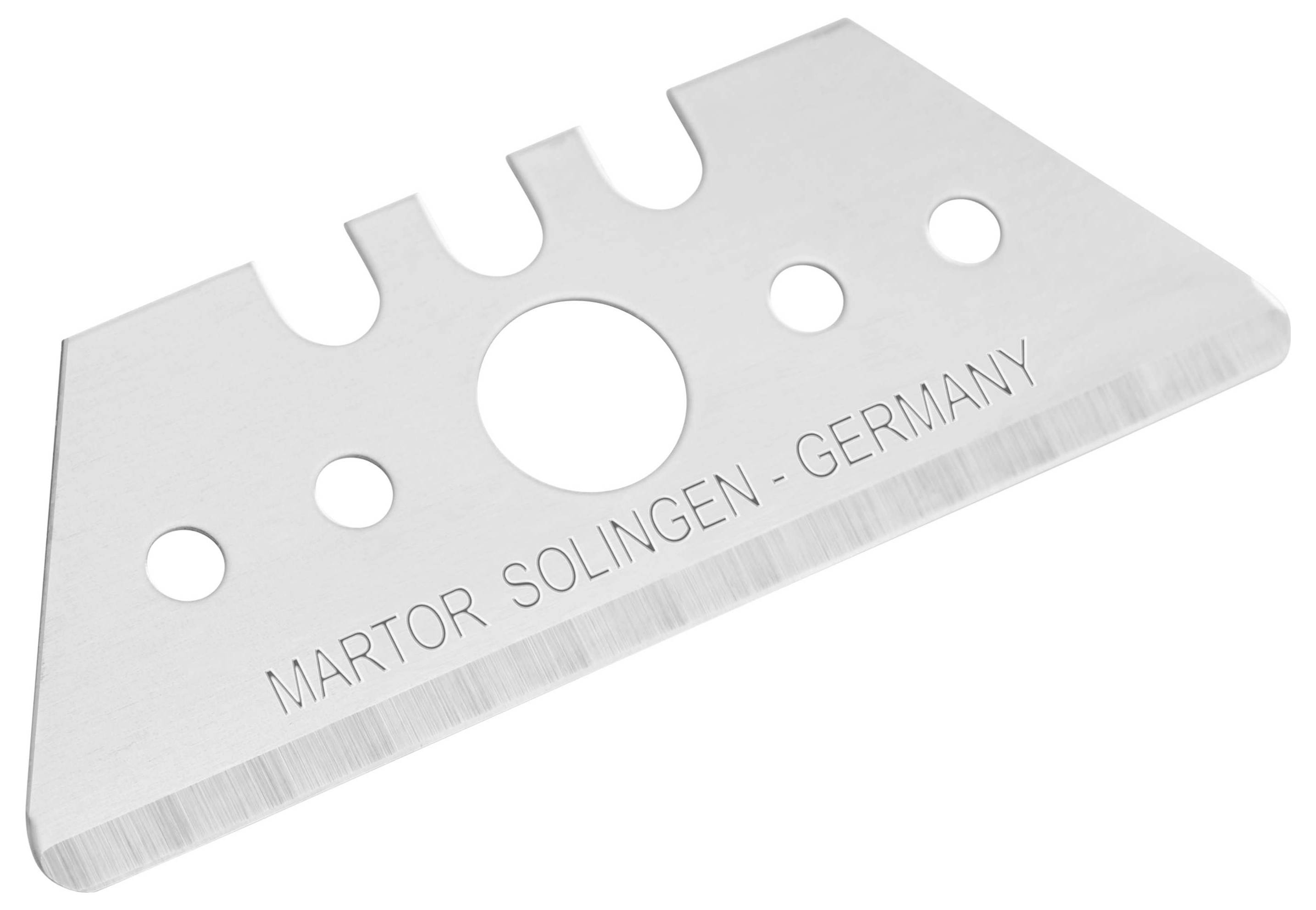 Ein silbernes Ersatzklingenblatt mit Aufschrift 'Martor Solingen - Germany' auf der Klinge.