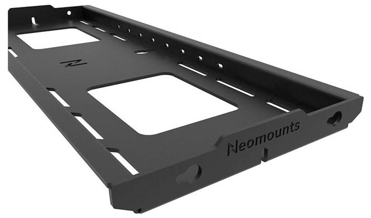 Metallischer Montageschiene von Neomounts für die Befestigung von Geräten. Sie hat rechteckige Aussparungen und mehrere Befestigungslöcher.