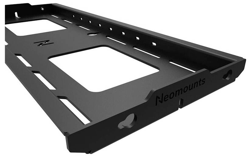 Schwarze Neomounts-Metallhalterung mit rechteckigen Aussparungen, geeignet für die Montage von elektronischen Geräten.