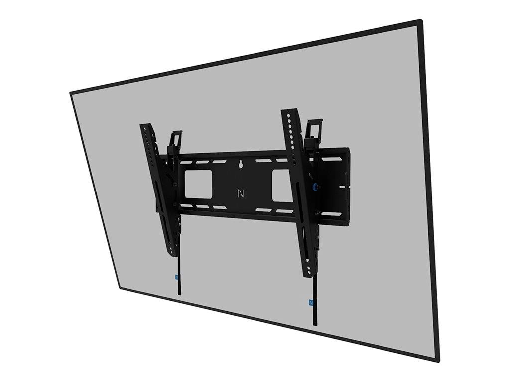 Ein Flachbildfernseher ist mit einer schwarzen, neigbaren Wandhalterung an der Wand montiert.