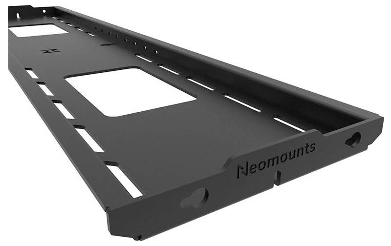 Schwarzes Metallregal von Neomounts, perspektivisch von der Seite fotografiert, zeigt rechteckige Aussparungen für Kabelmanagement.