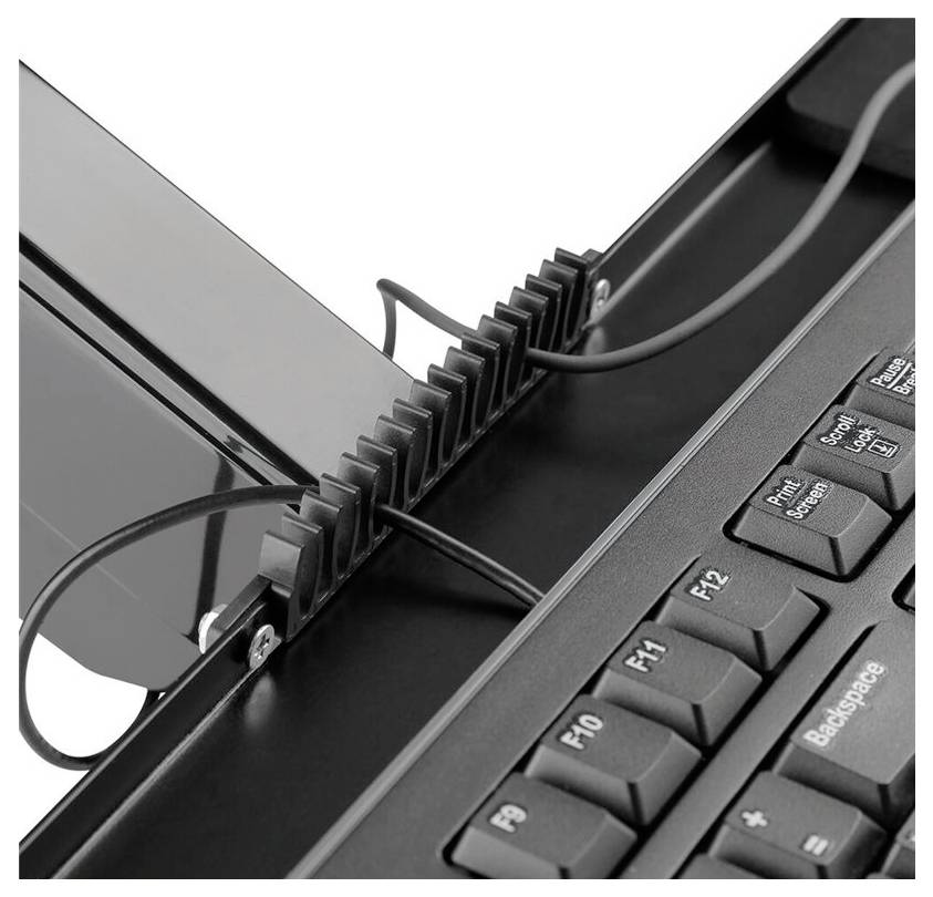 Tastaturkabel wird ordentlich durch eine Kabelmanagementvorrichtung aus Kunststoff geführt, um Kabelsalat zu vermeiden.
