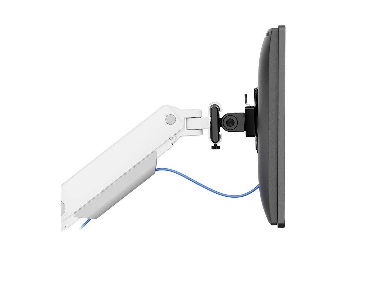 Seitenansicht eines Bildschirmarms mit einem daran befestigten Monitor und einem blauen Kabel, das herausführt.