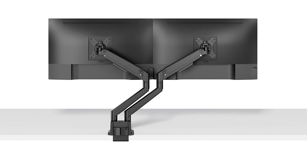 Zwei schwarze Computerbildschirme sind nebeneinander montiert und verbunden durch einen doppelten, verstellbaren Monitorarm auf einem Schreibtisch.
