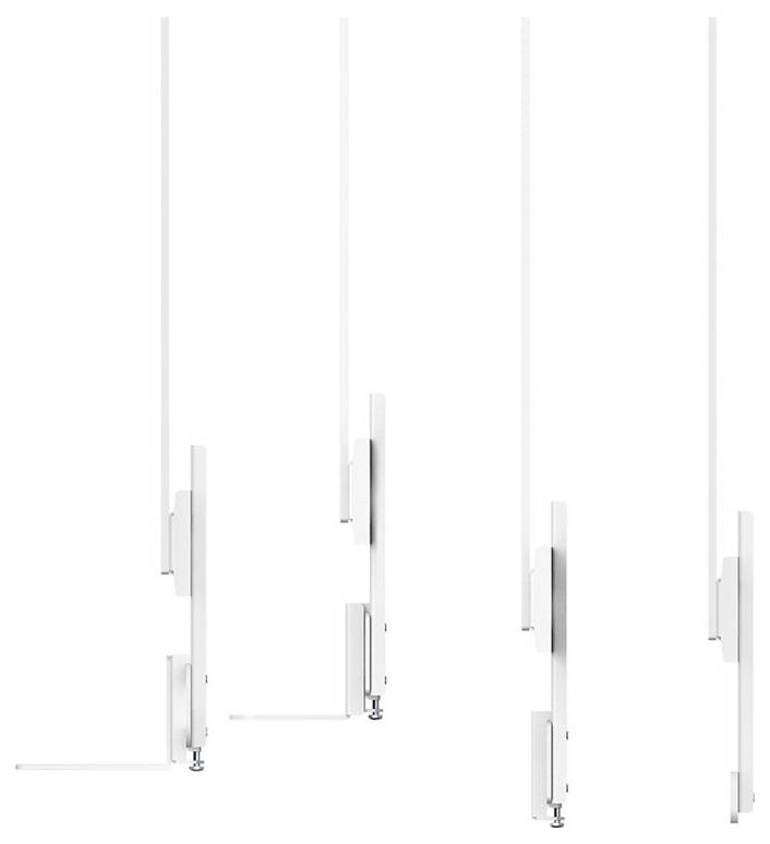 Mehrere vertikale, schlanke, silberne Objekte hängen in verschiedenen Höhen von oben. Sie scheinen Teil einer modernen Installation zu sein.