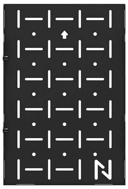 Schwarze Metallplatte mit gestanztem Pfeil nach oben in der Mitte und einem stilisierten Buchstaben 'N' unten rechts.