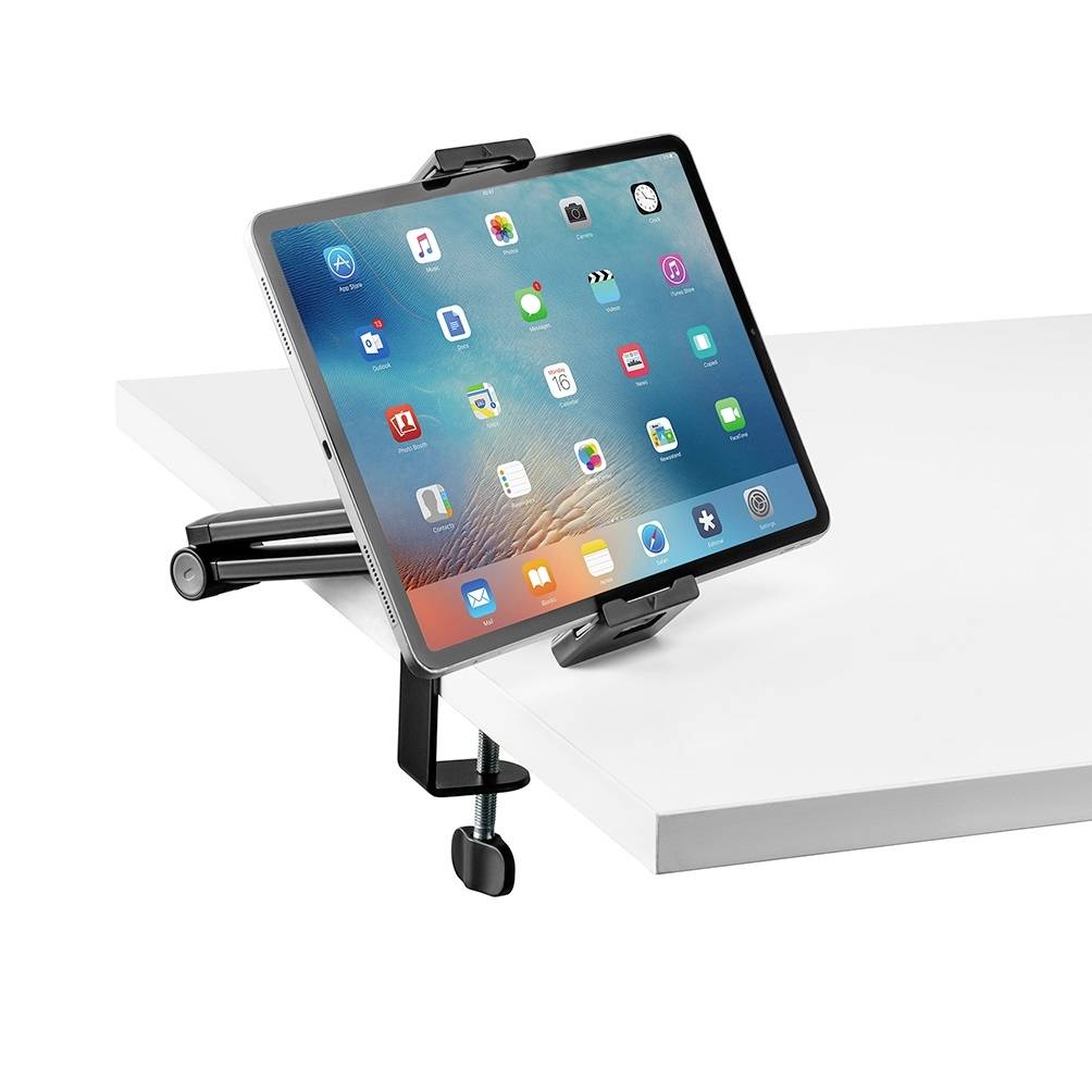 Tablet auf Schreibtischhalterung mit Bildschirmanzeige mehrerer App-Icons. Halterung zeigt Flexibilität zur einfachen Anpassung.
