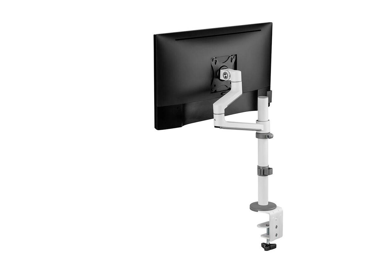 Ein verstellbarer Monitorarm in Silber und Schwarz ist an einem Schreibtisch befestigt. Der Arm hält einen großen Computerbildschirm.