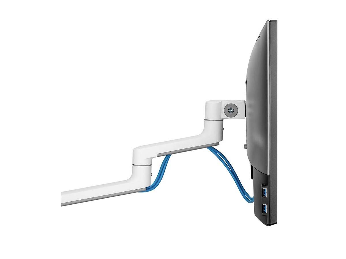 Seitenansicht eines Monitors an einem weißen, beweglichen Arm mit integrierten Kabeln. Der Monitor hat zwei USB-Anschlüsse seitlich.