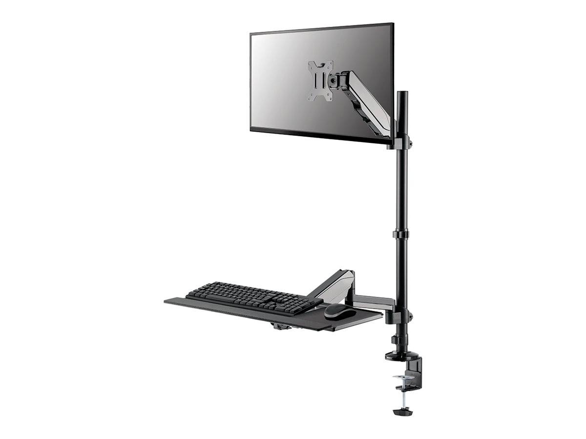 Höhenverstellbarer Monitorarm mit Tastaturablage und Maus, befestigt an einem Tisch, ermöglicht ergonomisches Arbeiten im Stehen oder Sitzen.