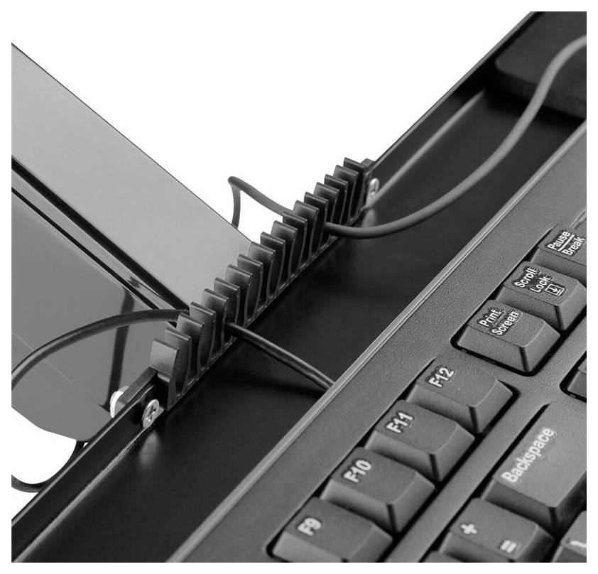 Kabelmanagementsystem an einem Schreibtisch: Kabel werden in einem Kabelorganisator geführt, um Ordnung zu schaffen.