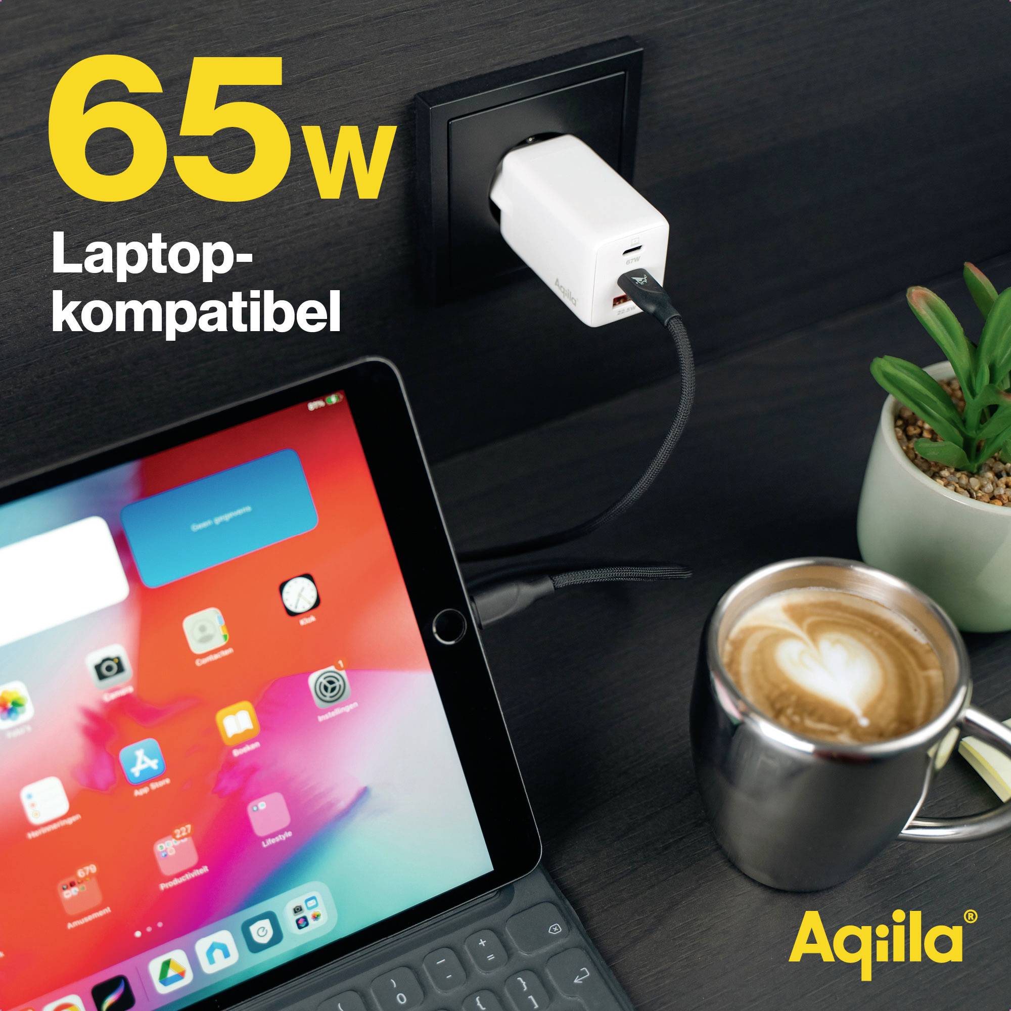 Ein Ladegerät steckt in der Steckdose mit Text '65W Laptop-kompatibel'. Daneben ein Tablet, ein Cappuccino und eine Pflanze.