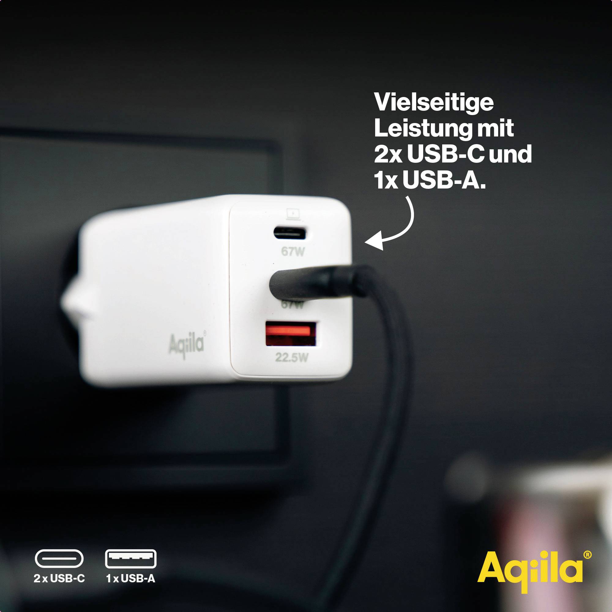Ein weißes Ladegerät in einer Steckdose bietet vielseitige Leistung mit zwei USB-C-Anschlüssen und einem USB-A-Anschluss.