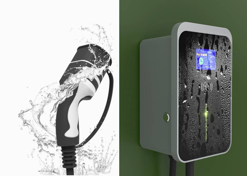 Ein elektrisches Ladekabel und eine Ladestation, beide nass von Wasser. Die Ladestation zeigt wasserabweisende Eigenschaften auf grünem Hintergrund.