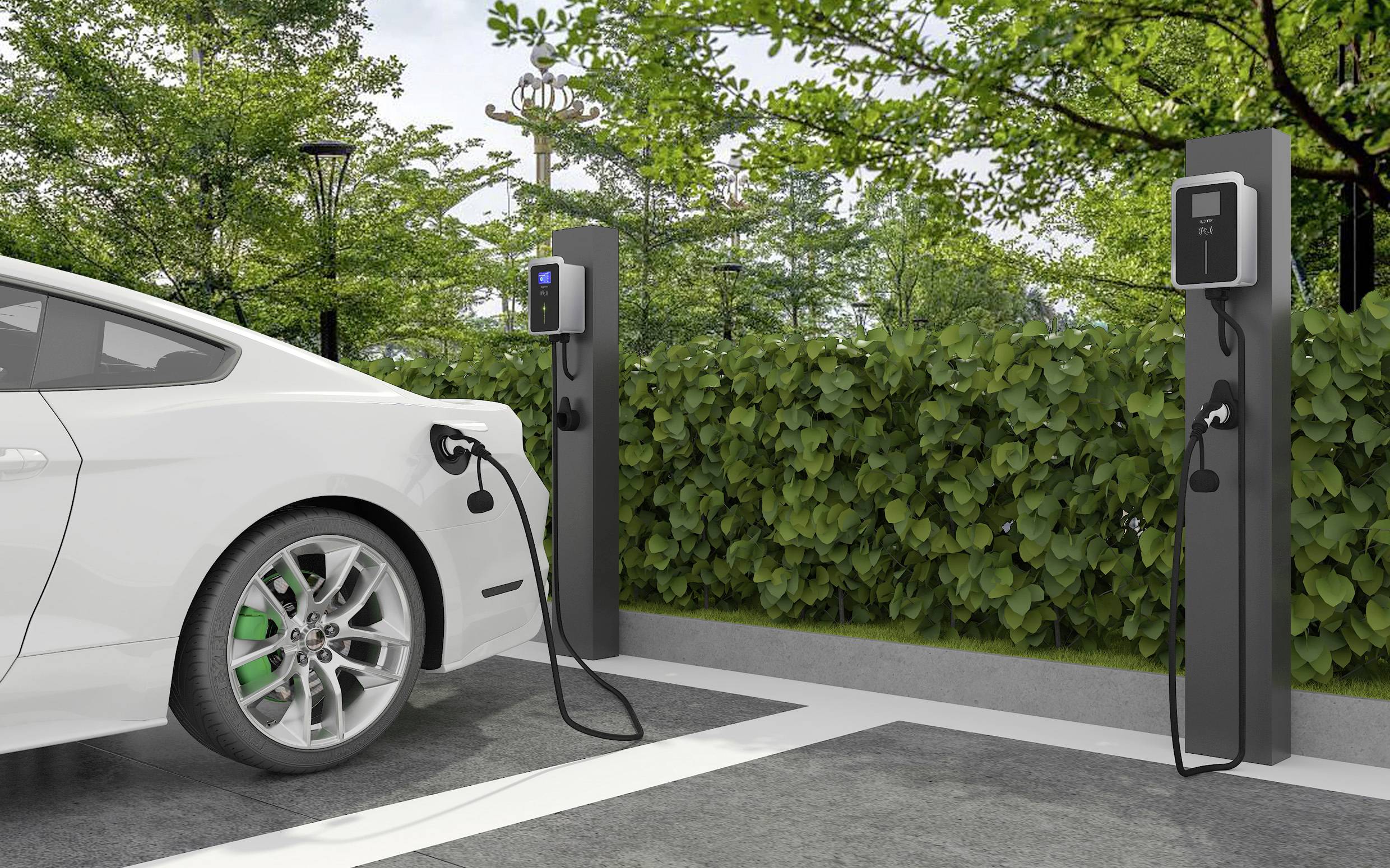 Ein weißes Elektroauto wird an einer Ladestation im Freien mit grünem Laub im Hintergrund geladen.