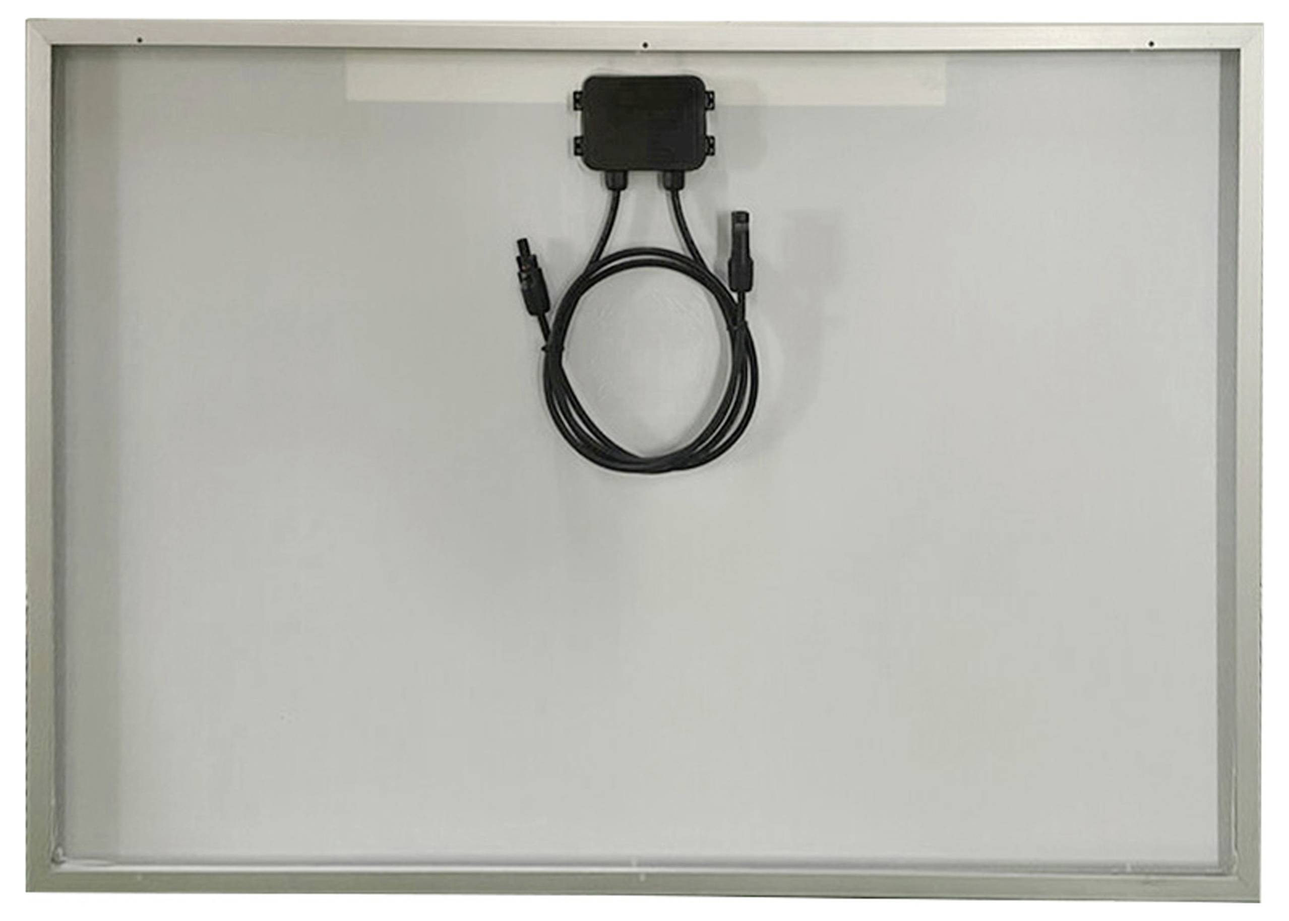 Rückseite eines Solarmoduls mit angeschlossener Junction-Box und zwei Kabeln, die zur Energieübertragung dienen.