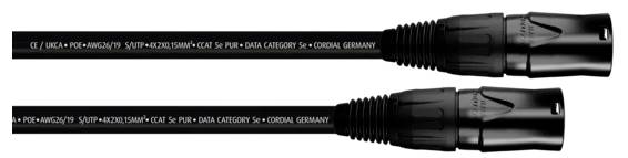 Zwei schwarze Audiokabel mit XLR-Steckern für professionelle Verbindungen, beschriftet mit technischen Spezifikationen.