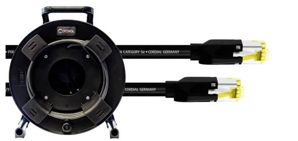 Kabeltrommel mit zwei angeschlossenen Ethernet-Kabeln, auf denen 'Cordial Category 5e' und 'Cordial Germany' steht, vor einem hellen Hintergrund.