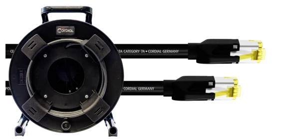 Ein Kabeltrommel mit zwei herausragenden Netzwerksteckern, beschriftet mit 'CATEGORY 7AWG' und 'CORDIAL GERMANY'.