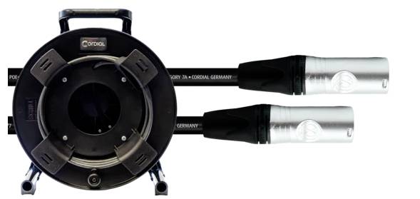 Kabeltrommel mit zwei XLR-Kabeln, sichtbar von der Seite. Die Kabel sind aufgerollt, mit robusten Metallsteckern an den Enden.