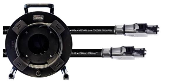 Ein schwarzes Kabel auf einer Kabeltrommel, beschriftet mit 'DATA CATEGORY 6A' und 'CORDIAL GERMANY', mit zwei Metallsteckern.
