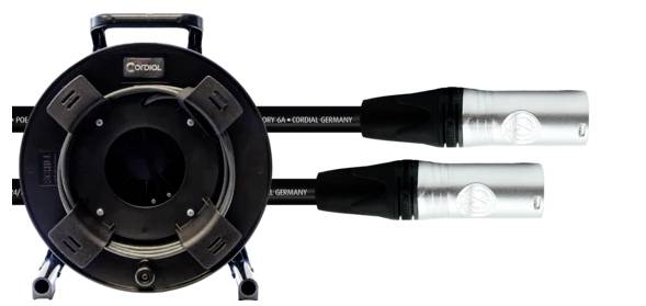 Kabeltrommel mit aufgerolltem Kabel und zwei XLR-Steckern. Steckdosenhalterung sichtbar. Produkt von Cordial, ein deutsches Unternehmen.